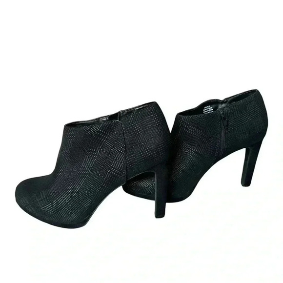 NWOB Kelly & Katie Black Textured Heeled Booties | Size 10 - Picture 7 of 10